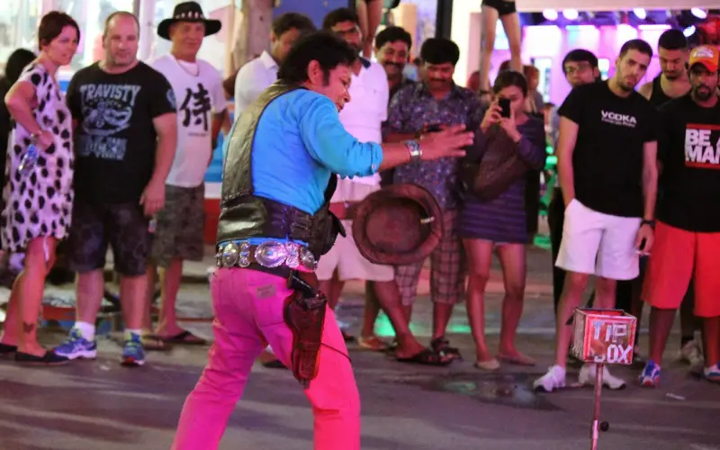 Encante-se com mágicos e artistas de rua