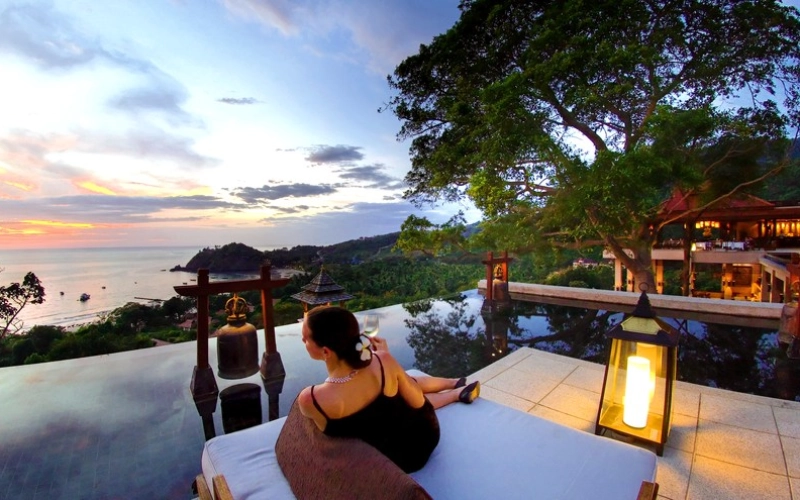 Tardes à beira-mar encantam com pôr do sol lindo