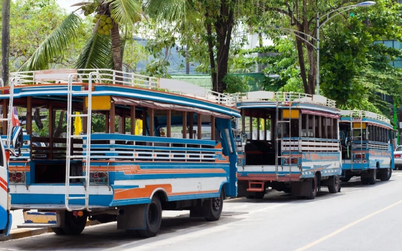 Os visitantes também podem usar o ônibus local para chegar à Praia de Kata