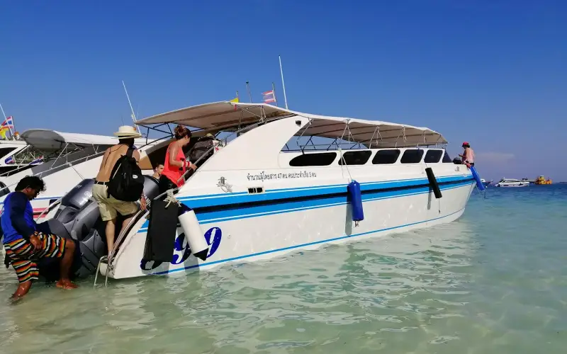 Chegue à ilha com lancha rápida