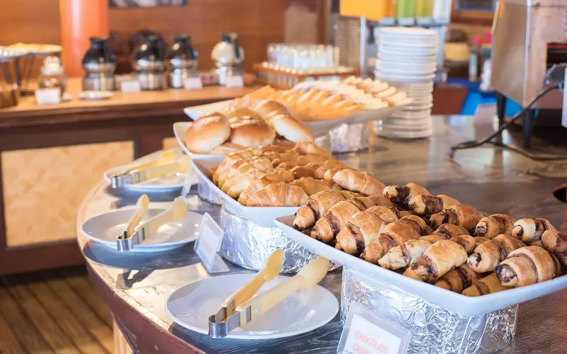 Saboreie pratos tailandeses à beira-mar