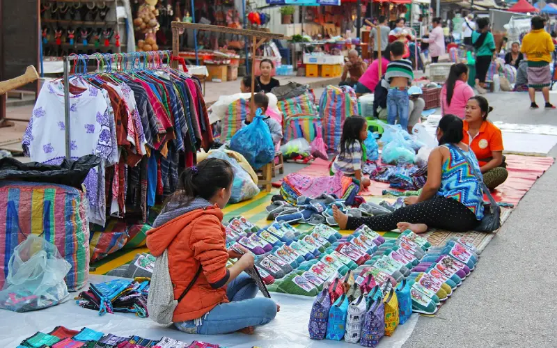 Explore as barracas animadas do Naka Market