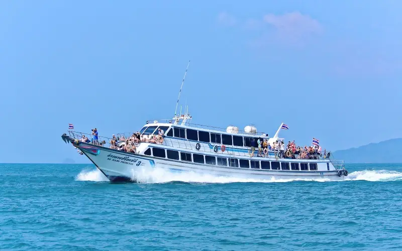 Ferry Phuket Railay faz trajeto suave de 2h30