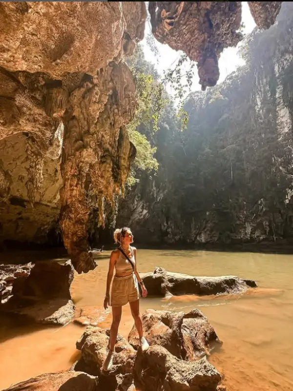 Lagoa secreta espera após trilha íngreme na selva