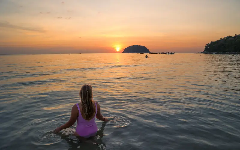 A Praia de Kata é um dos melhores lugares de Phuket para apreciar pores do sol românticos e coloridos à beira-mar
