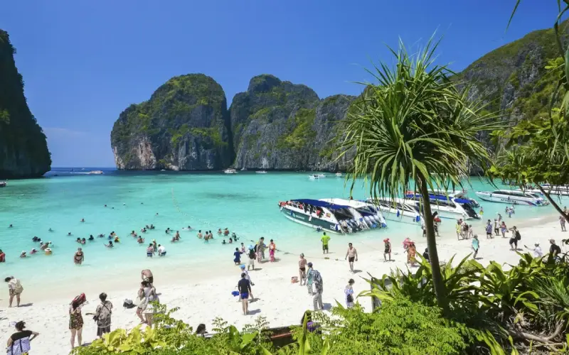 Passeios de um dia para as Ilhas Phi Phi oferecem excelentes oportunidades para explorar belezas naturais deslumbrantes