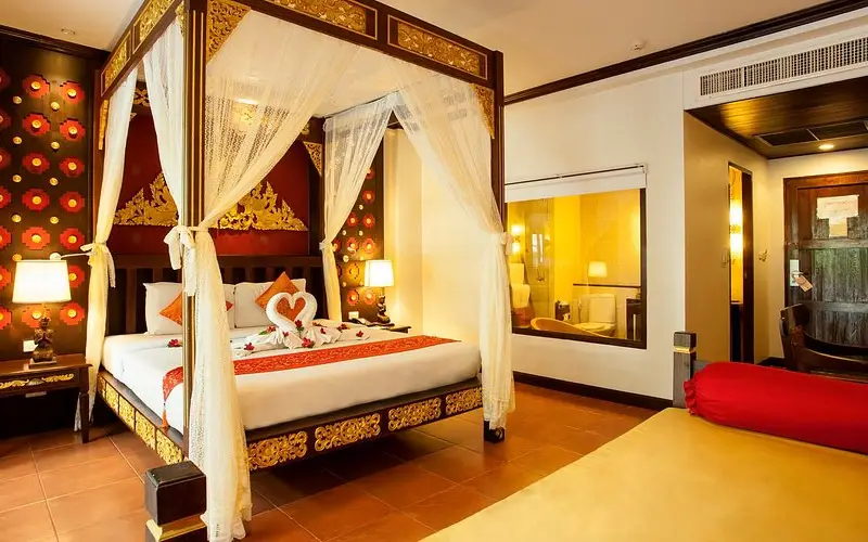 O Kata Palm Resort é um espaço luxuoso com uma grande piscina, localizado perto da praia