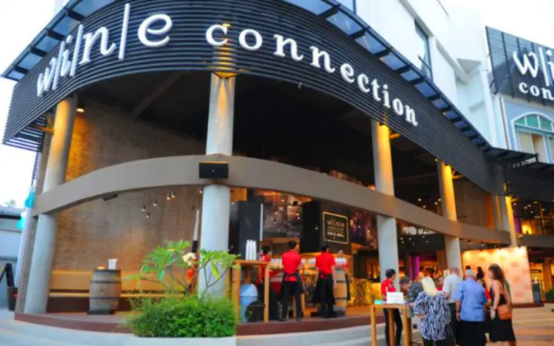 O Wine Connection Bistro Kata é um restaurante familiar com pratos variados e uma ampla carta de vinhos