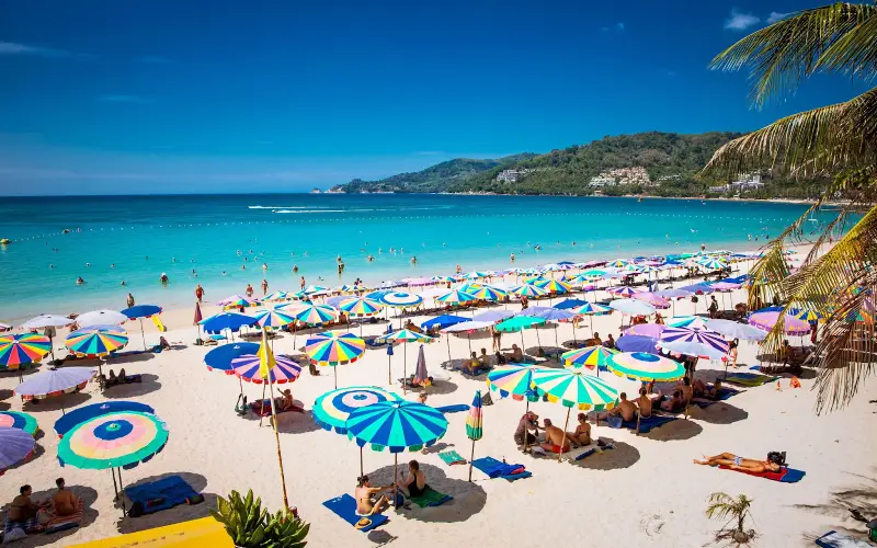 PatongA Praia de Patong é a melhor opção para viajantes que adoram festas e uma vida noturna vibrante