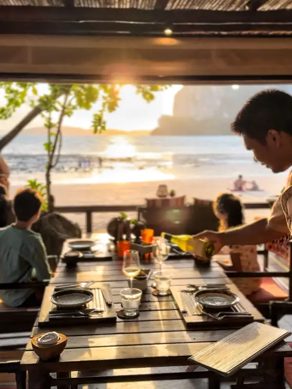 Beira mar em Railay serve frutos do mar frescos