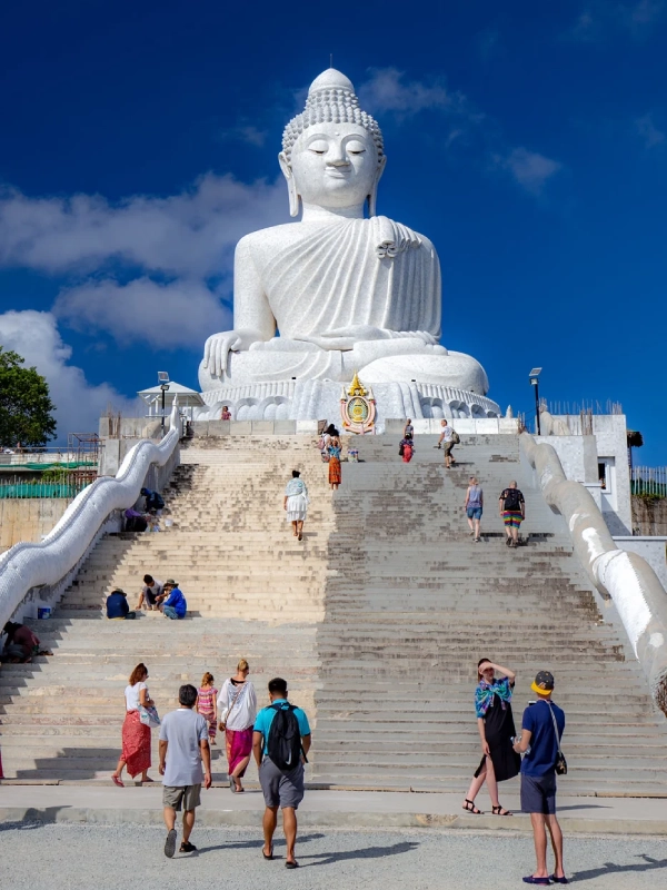 O Buda de 45m brilha com mármore branco