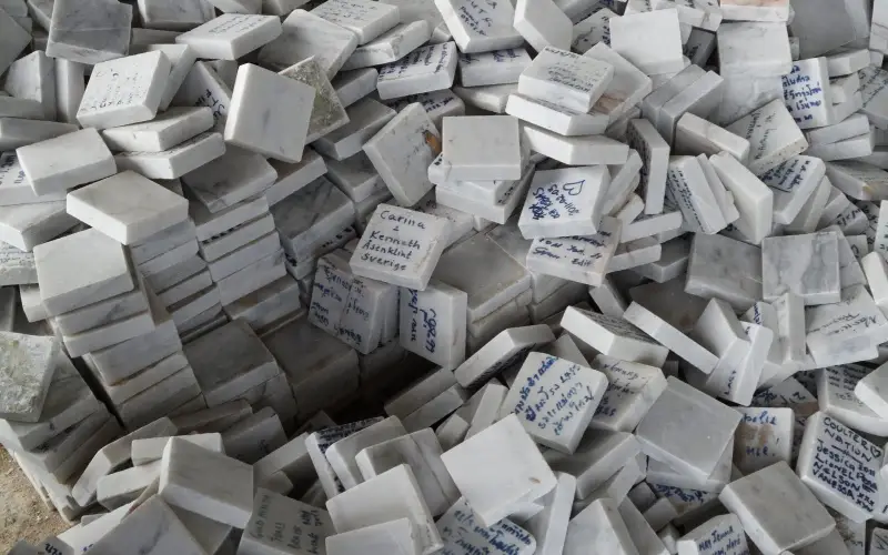 Escreva um desejo cordial em uma telha