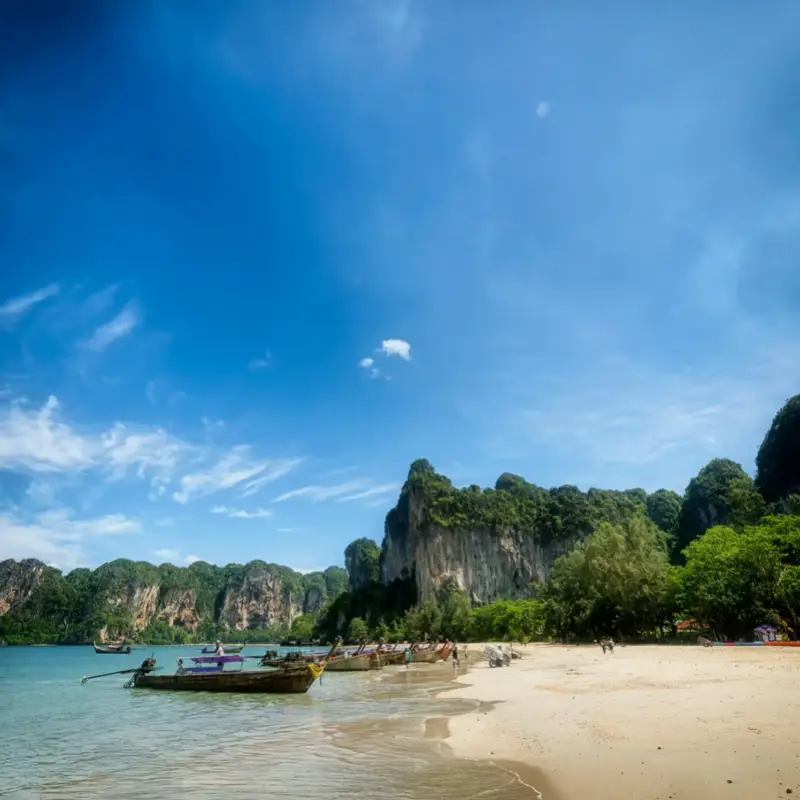 Railay West encanta com areia branca e águas claras