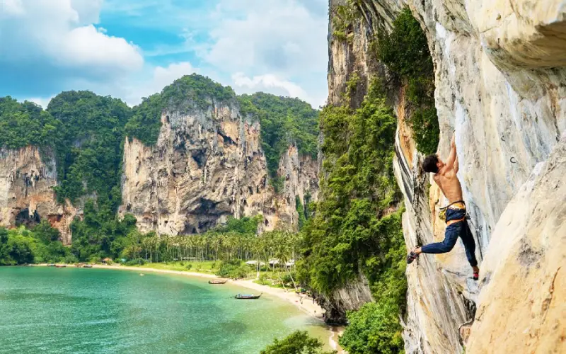 Escaladores buscam falésias altas e praia animada