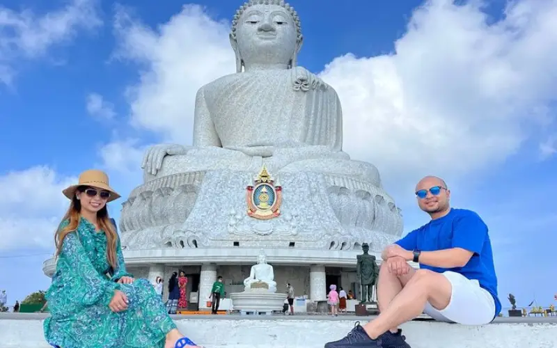 Manhã fresca é ideal para visitar o Buda