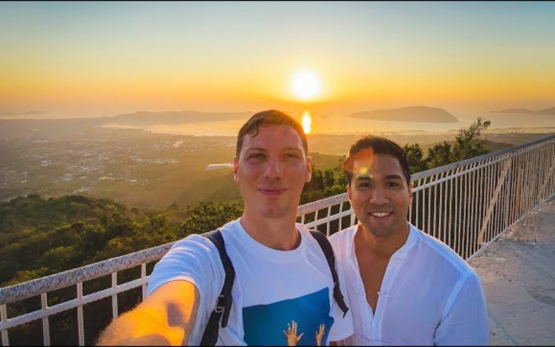 Pôr do sol no Buda cria cenário sereno e belo