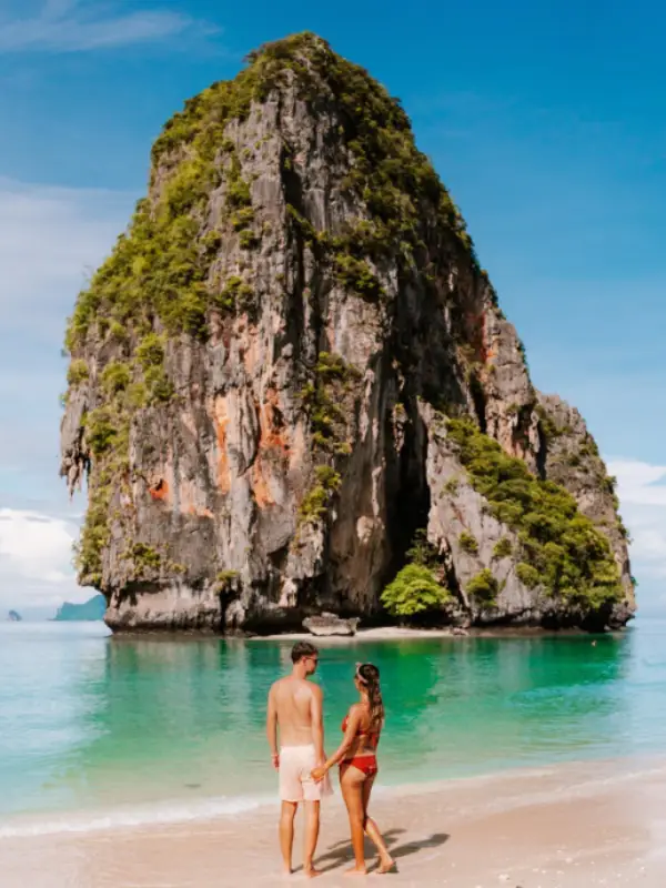 Phra Nang encanta com mar turquesa e cavernas