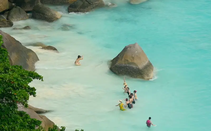 Areias brancas e águas calmas convidam ao relaxar
