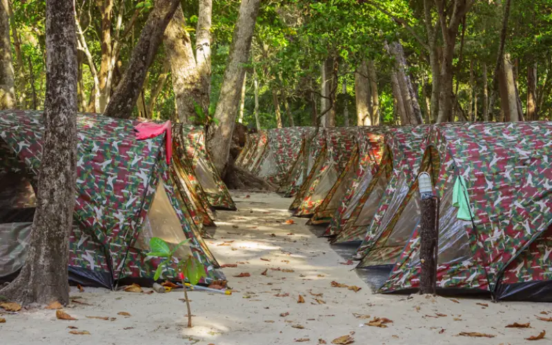 Viva a simplicidade em acampamentos à beira mar