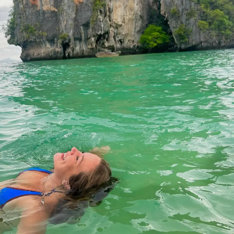 Railay Beach tem águas claras para nadar e relaxar