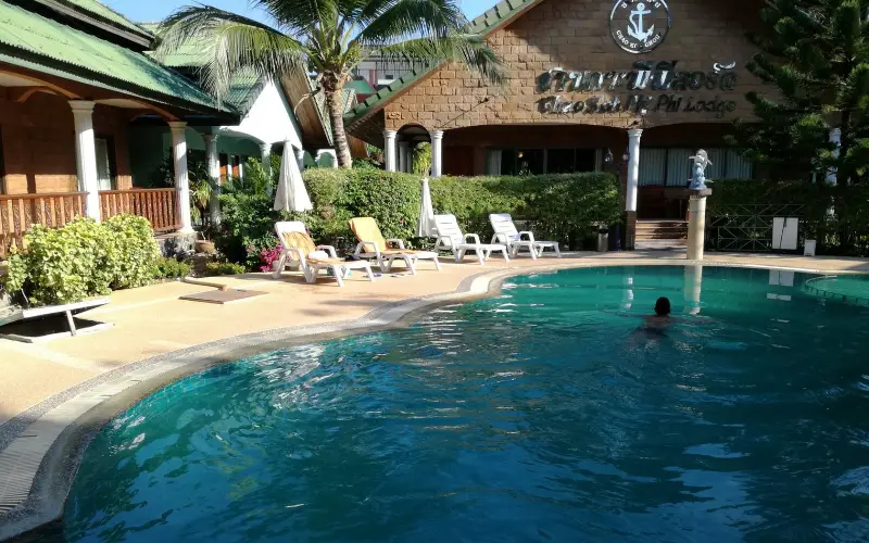Desfrute de tardes tranquilas à beira da piscina com confortáveis espreguiçadeiras