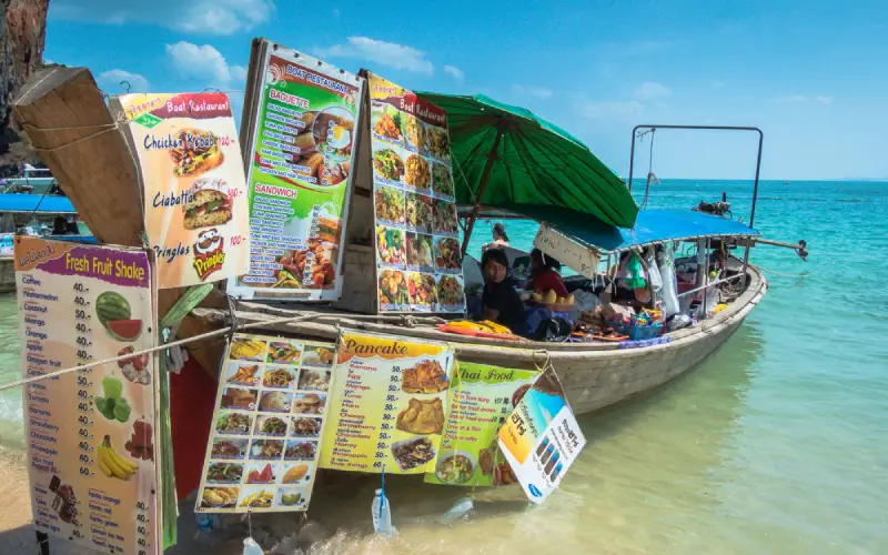 Cozinhas flutuantes servem pratos na praia Phra Nang