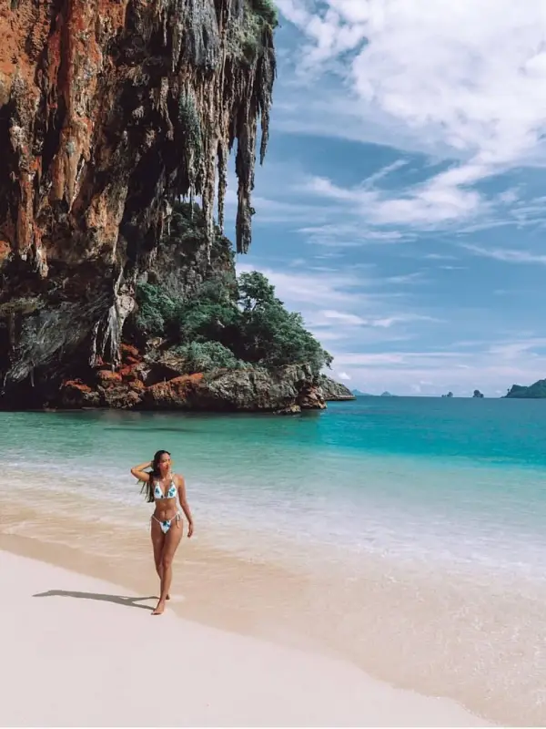 Railay é ideal com mar verde esmeralda brilhante