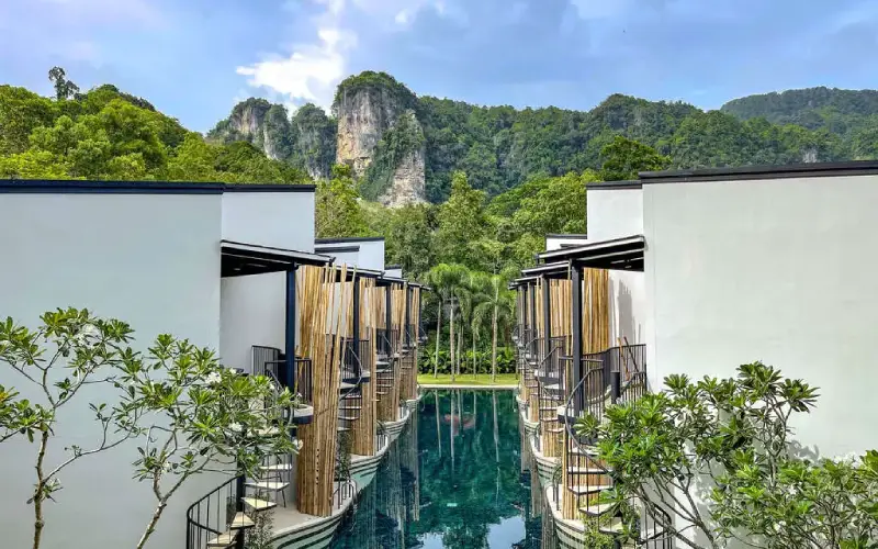 Hóspedes do resort ecológico 5 estrelas aproveitam piscina ao ar livre