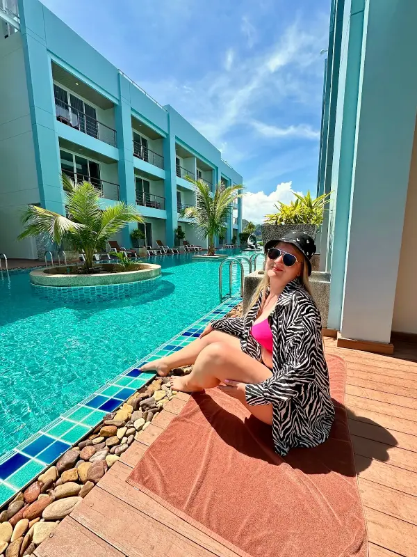 Piscina esmeralda perfeita para fotos de férias