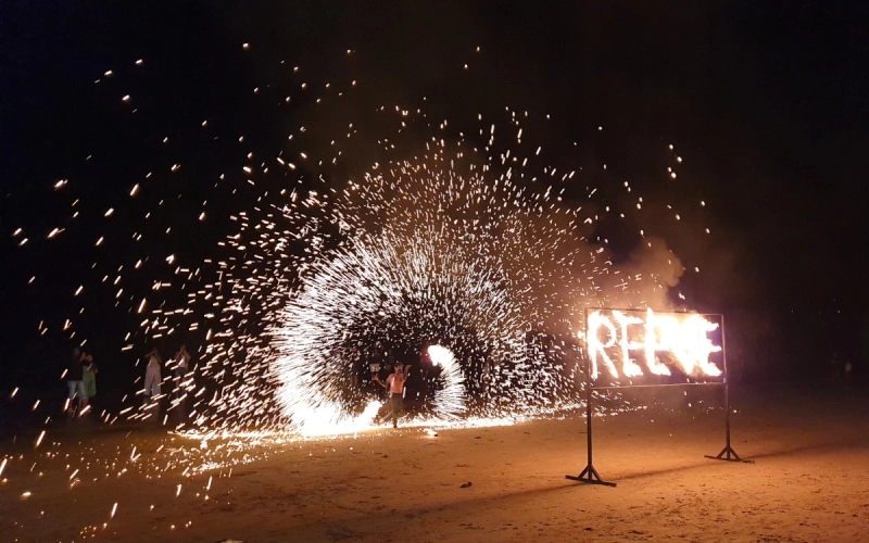 Veja shows de fogo na praia ao anoitecer em Ao Nang