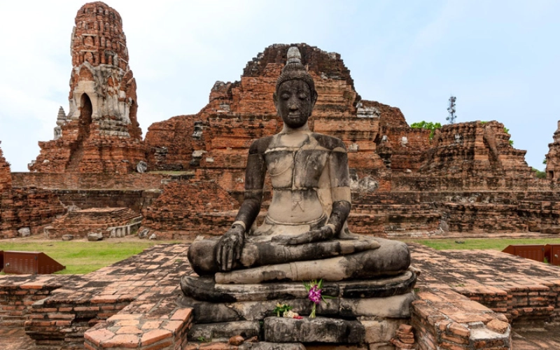 Prang Central domina o templo