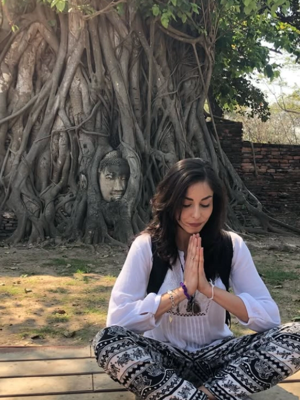 Faça fotos com o Buda entre as raízes