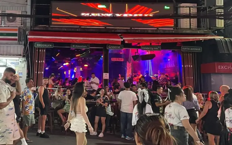 Muitos bares têm design aberto, convidando os visitantes com música e luzes chamativas