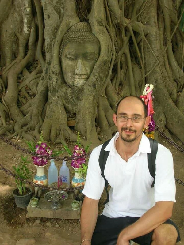 Fiéis fazem oferendas e orações nos altares