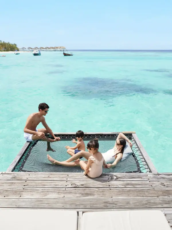 Águas esverdeadas criam refúgio relaxante em família