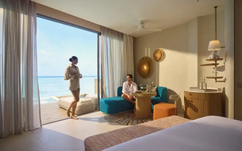 Os quartos coloridos se iluminam com a luz natural do sol da manhã.