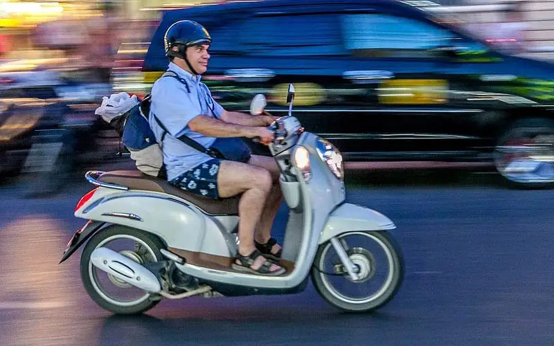Alugue carro ou moto para ter mais liberdade