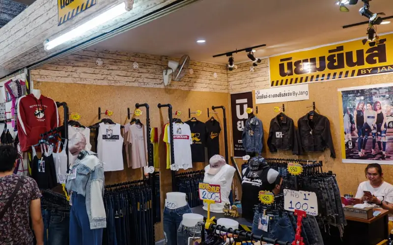 Compre roupas e acessórios com estilo único