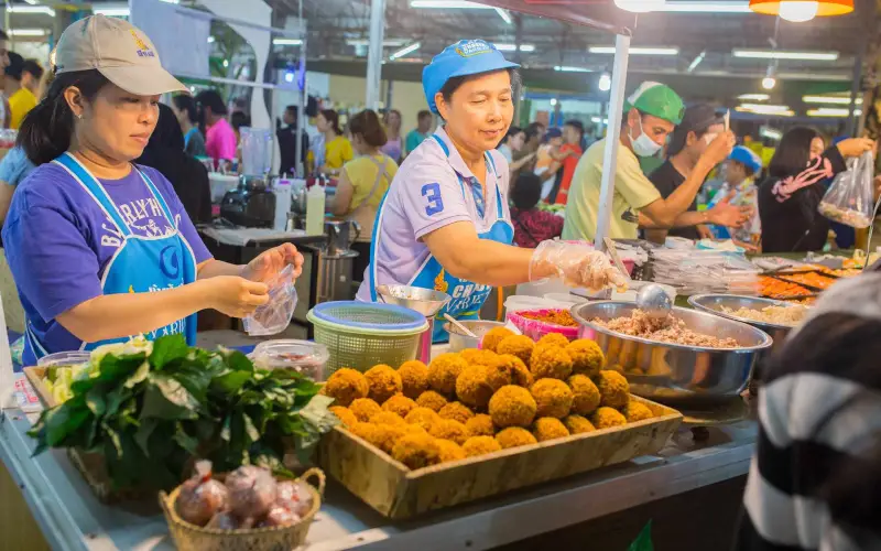 Saboreie comidas na área organizada do Naka