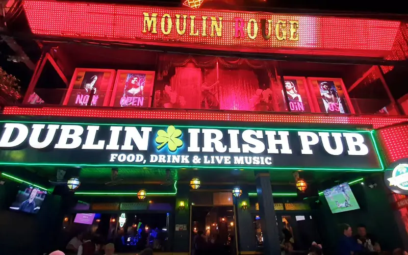 Encante-se com o carnaval noturno da Bangla