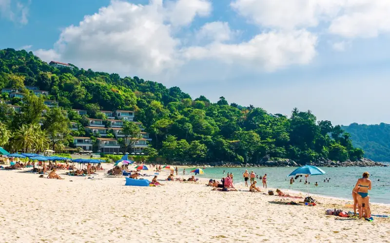 Kata Noi, a apenas um quilômetro ao sul de Kata Yai, oferece uma experiência de praia mais íntima e reservada