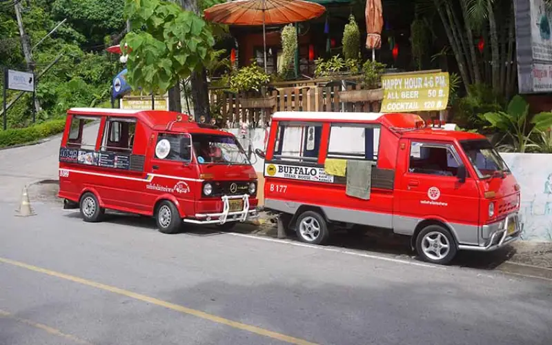 Os visitantes podem usar tuk-tuk para chegar à Praia de Kata