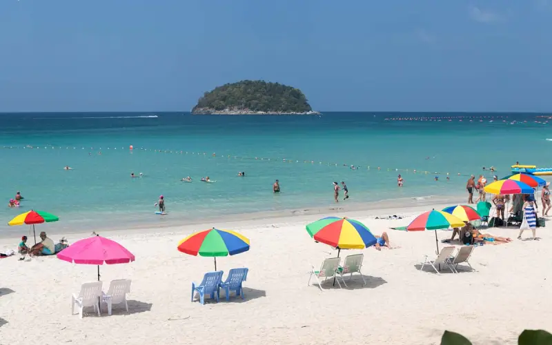 Para nadar, o mar de águas cristalinas e relativamente calmas oferece condições seguras tanto para crianças quanto para adultos