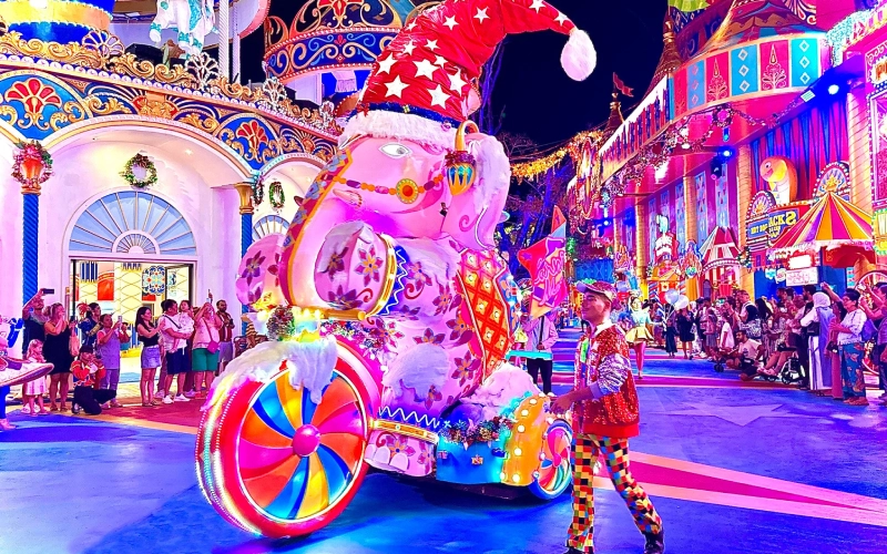 Instalações de LED transformam o parque em mundo iluminado à noite