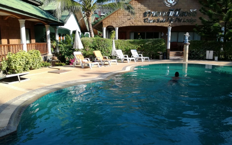 Tardes calmas à beira da piscina convidam ao relax