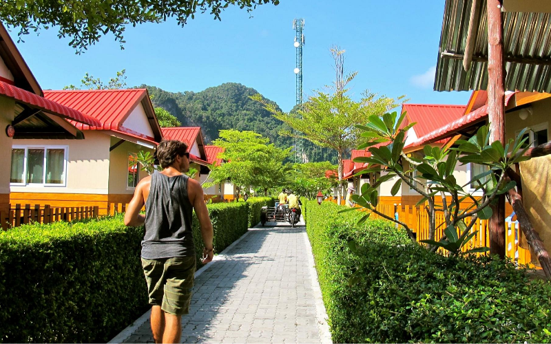 Entrada charmosa cercada por quartos e verde