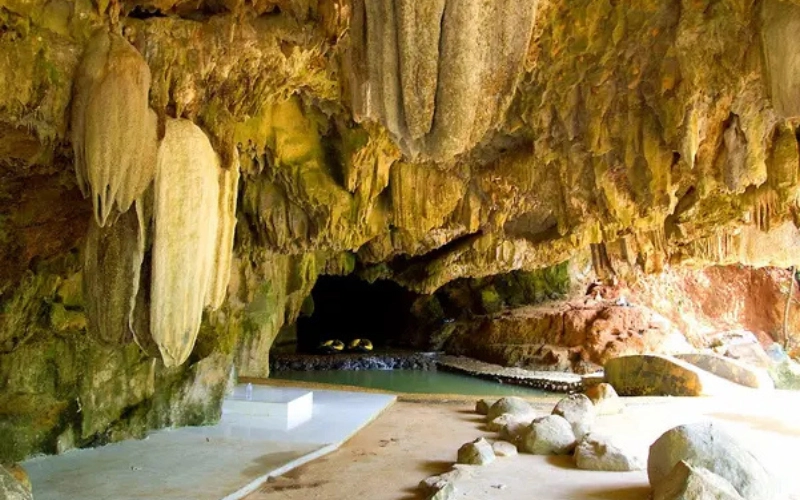 Explore caverna e veja rochas com formas animais