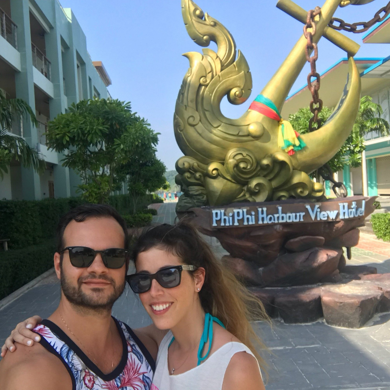 Faça uma pose na entrada única e atraente do hotel