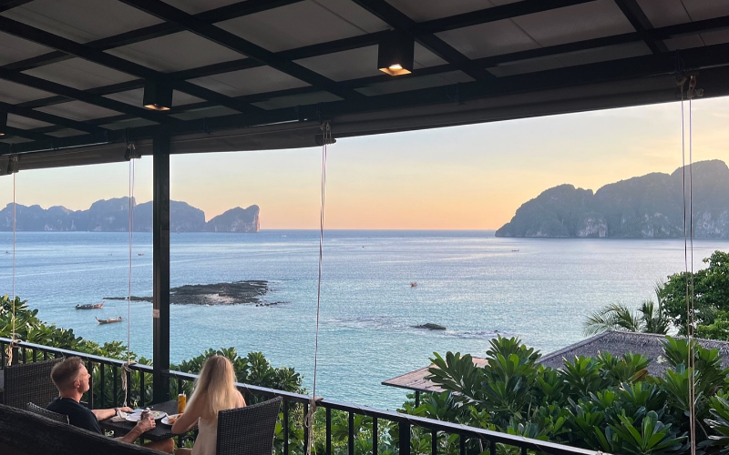 Jante e relaxe com vistas tranquilas do mar no resort