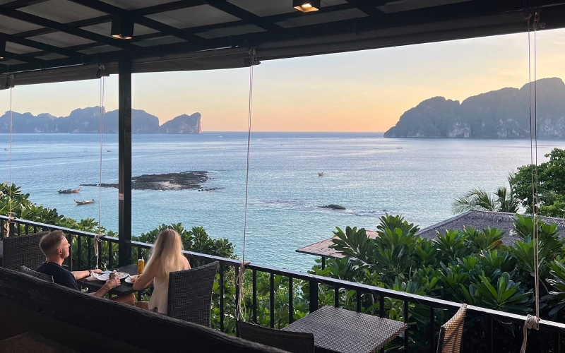Jante e relaxe com vistas tranquilas do mar no resort